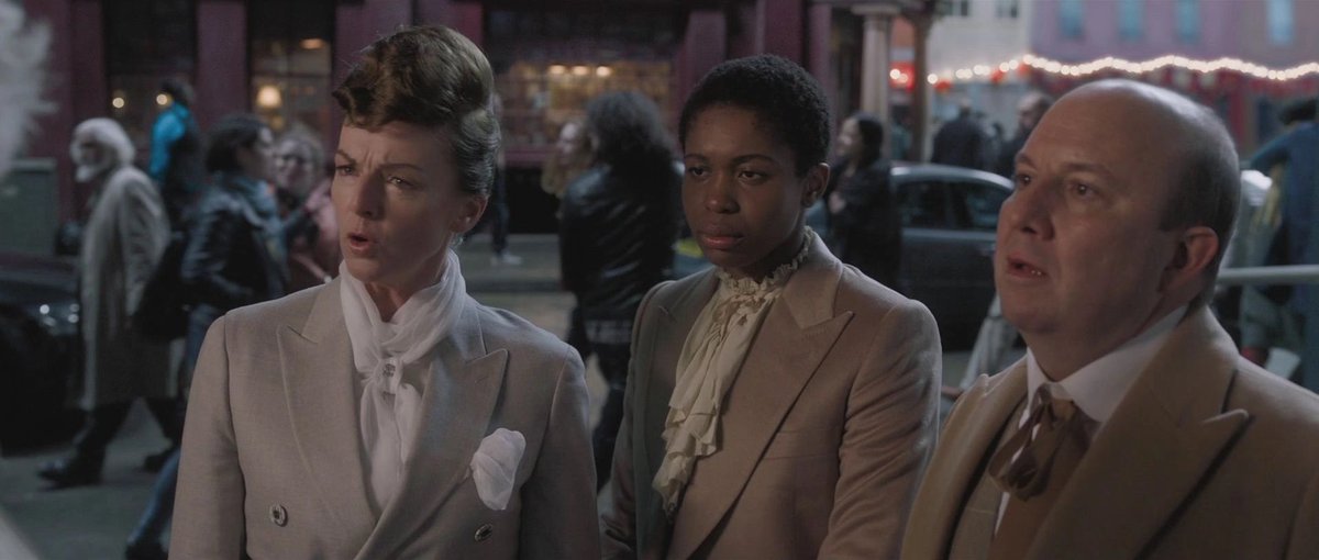 - Ты, видимо, перепутал меня с другим ангелом - ну, знаешь, с тем, который носит грязный плащ и влюблён в тебя.

- Надеюсь, ты не думаешь, что твой бойфренд в темных очках добьется для тебя особого отношения в аду.

О, эти параллели, которые продолжают параллелиться.