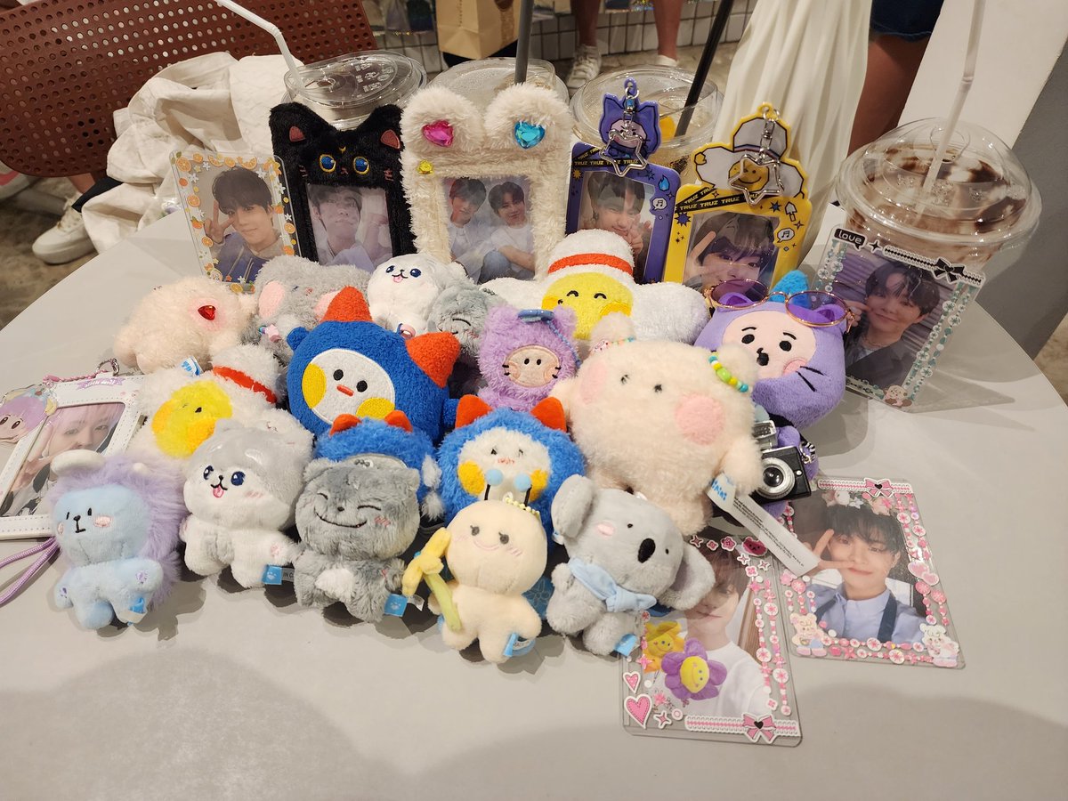 n_nist4y's tweet photo. เป็นการทำกอว.ไปแจกที่เฟ่ครั้งแรกเลย ขอบคุณทุกคนที่มารับกอว.น๊าาา❤️ นี่กับ @Eye_Chtp ตั้งใจทำมากๆเลย ไว้ปีหน้าถ้ามีอีกจะทำไปแจกอีกเยอะๆเลย🤣 ขอบคุณทีมที่จัดเฟ่ด้วยน๊าา จัดได้น่ารักมากๆ🩵🩵🩵
#SweetdreamWithTREASURE https://t.co/eEfaCAGVbY