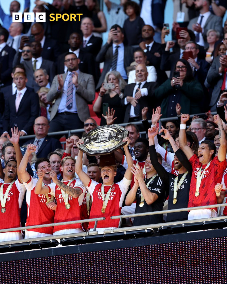 BBCSport's tweet image. Community Shield winners 👏 👏 

#BBCFootball #ARSMCI