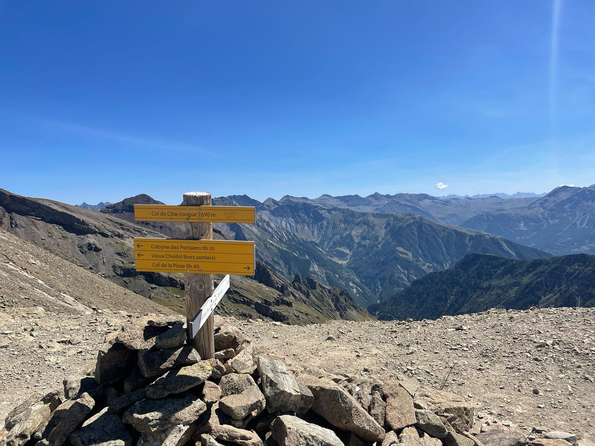 GregoryAllione's tweet image. Le Vieux Chaillol depuis Champoléon, une nature qui rappelle sa beauté aux détours de rencontres improbables.
Un sommet qui offre un 360° sur la Provence et les Alpes dont les premiers glaciers des Écrins.
La préparation de l'Aconcagua pour l' @OdpPompiers passe aussi par