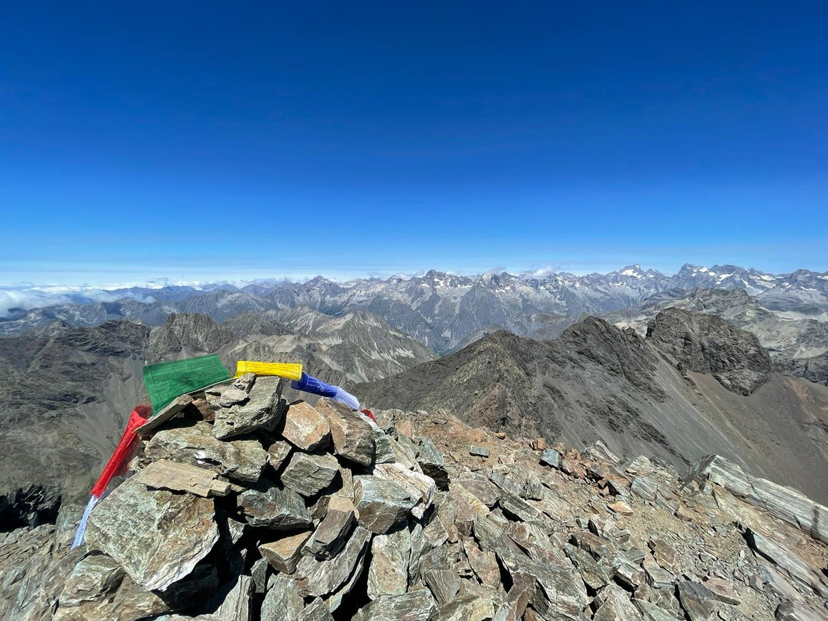 GregoryAllione's tweet image. Le Vieux Chaillol depuis Champoléon, une nature qui rappelle sa beauté aux détours de rencontres improbables.
Un sommet qui offre un 360° sur la Provence et les Alpes dont les premiers glaciers des Écrins.
La préparation de l'Aconcagua pour l' @OdpPompiers passe aussi par