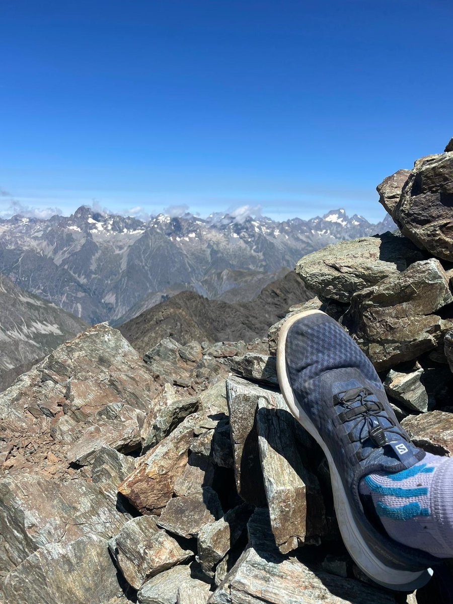 GregoryAllione's tweet image. Le Vieux Chaillol depuis Champoléon, une nature qui rappelle sa beauté aux détours de rencontres improbables.
Un sommet qui offre un 360° sur la Provence et les Alpes dont les premiers glaciers des Écrins.
La préparation de l'Aconcagua pour l' @OdpPompiers passe aussi par