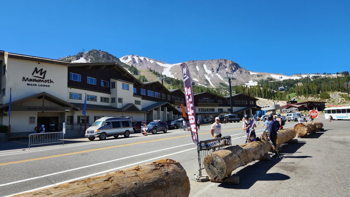 Mammoth is still open for skiing!!!  Too bad I didn't bring my equipment  :p