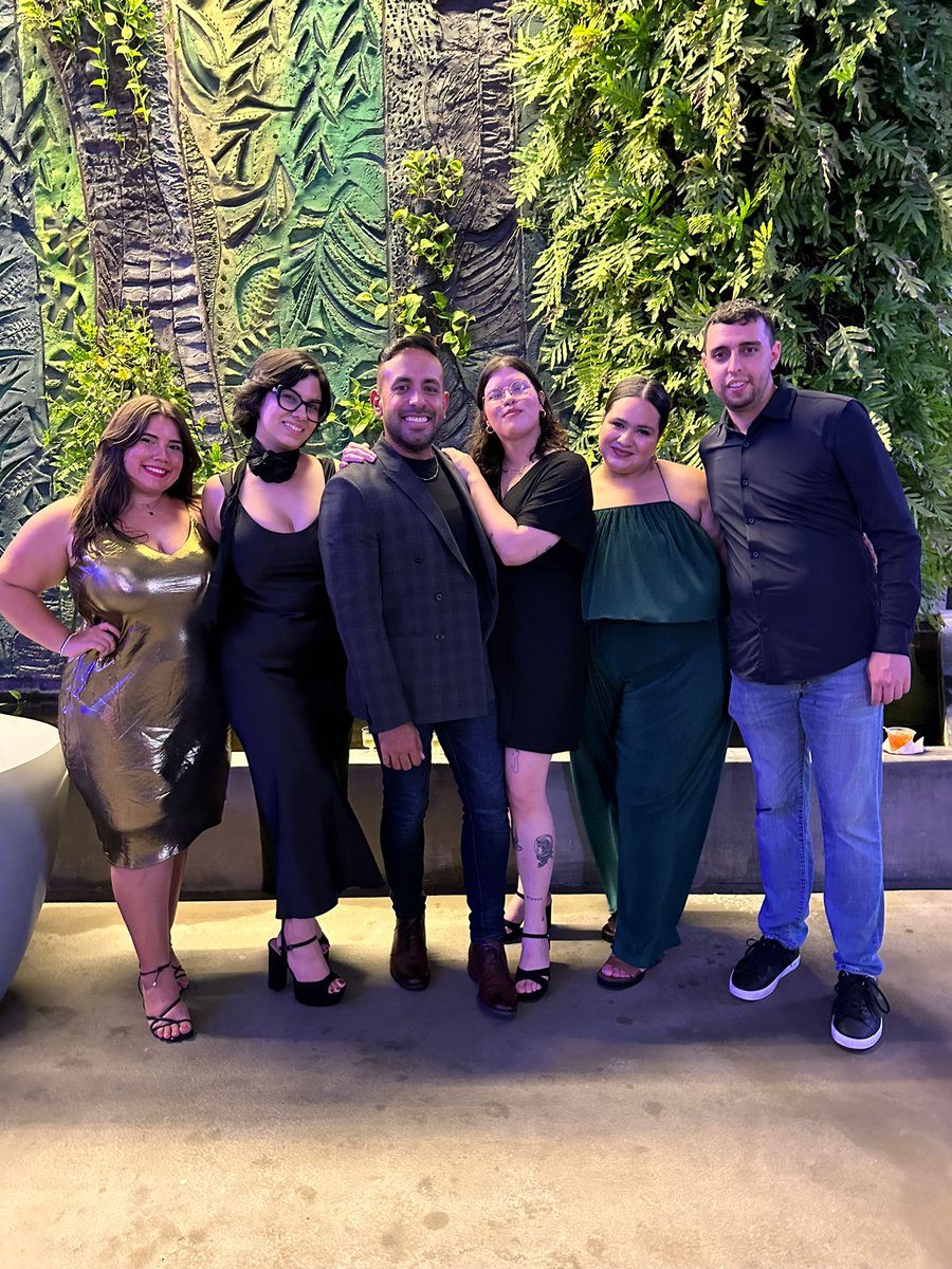 GAlvarado_END's tweet photo. ¡Qué gusto estrenarme como "jefe" con este gran grupo de periodistas! El futuro pinta bonito, y yo feliz de acompañarles. @asppro_oficial #COPE23 ✍️🗞🙂 https://t.co/YoLgf8fDw2