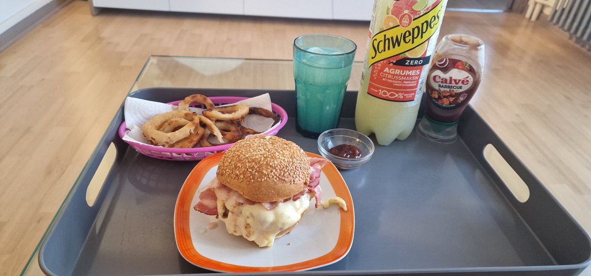 Jean_olivier_73's tweet image. The perfect Sunday night: a homemade cheese bacon burger with onion rings(my masterpiece so far! 🤗) and the first episode of season 4 of #TheOutpost 🥰