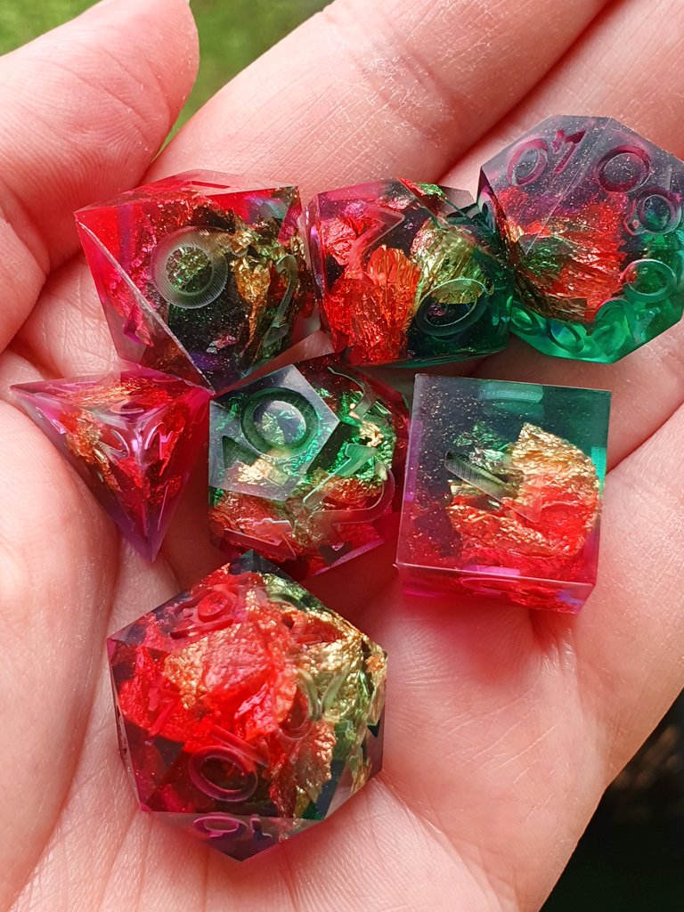 Poured my last set of dice for now. My backlog is massive and I'd love to clean my flat without having to see the pressure pot again 😂💕 So I decided to slowly tackle all the unfinished dice and maybe there will be some up in Autumn if I feel like it :)