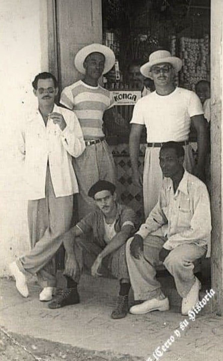 Rolando Masferrer (el del sombrero y gafas), en una bodega del Cerro.