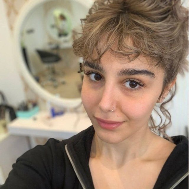 SedayeShahrivar's tweet photo. 🔴 برگزاری بیدادگاه برای #نازیلا_معروفیان به صورت ناگهانی و بدون برخورداری از وکیل

#ژن_ژیان_ئازادی 

نازیلا معروفیان، روزنامه‌نگار و دانشجوی دانشگاه علامه طباطبایی امروز ۱۵ مرداد ۱۴۰۲، در تماسی تلفنی با خانواده‌اش از اعزام خود به بیدادگاه با ریاست قاضی افشاری خبر داد. 

نازیلا دیروز به دلیل تپش قلب شدید به بیمارستان اعزام شده بود.

احضار نازیلا برای حضور در بیدادگاه برخلاف روال آیین‌نامه، بدون اعلام از ۷ روز قبل، و به صورت کاملاً ناگهانی صورت گرفته است و وکیل او، صالح نیکبخت، از وکالت او کناره‌گیری کرده است. این وکیل خود با شکایت وزارت اطلاعات با اتهام «تبلیغ علیه نظام» رو به رو است.