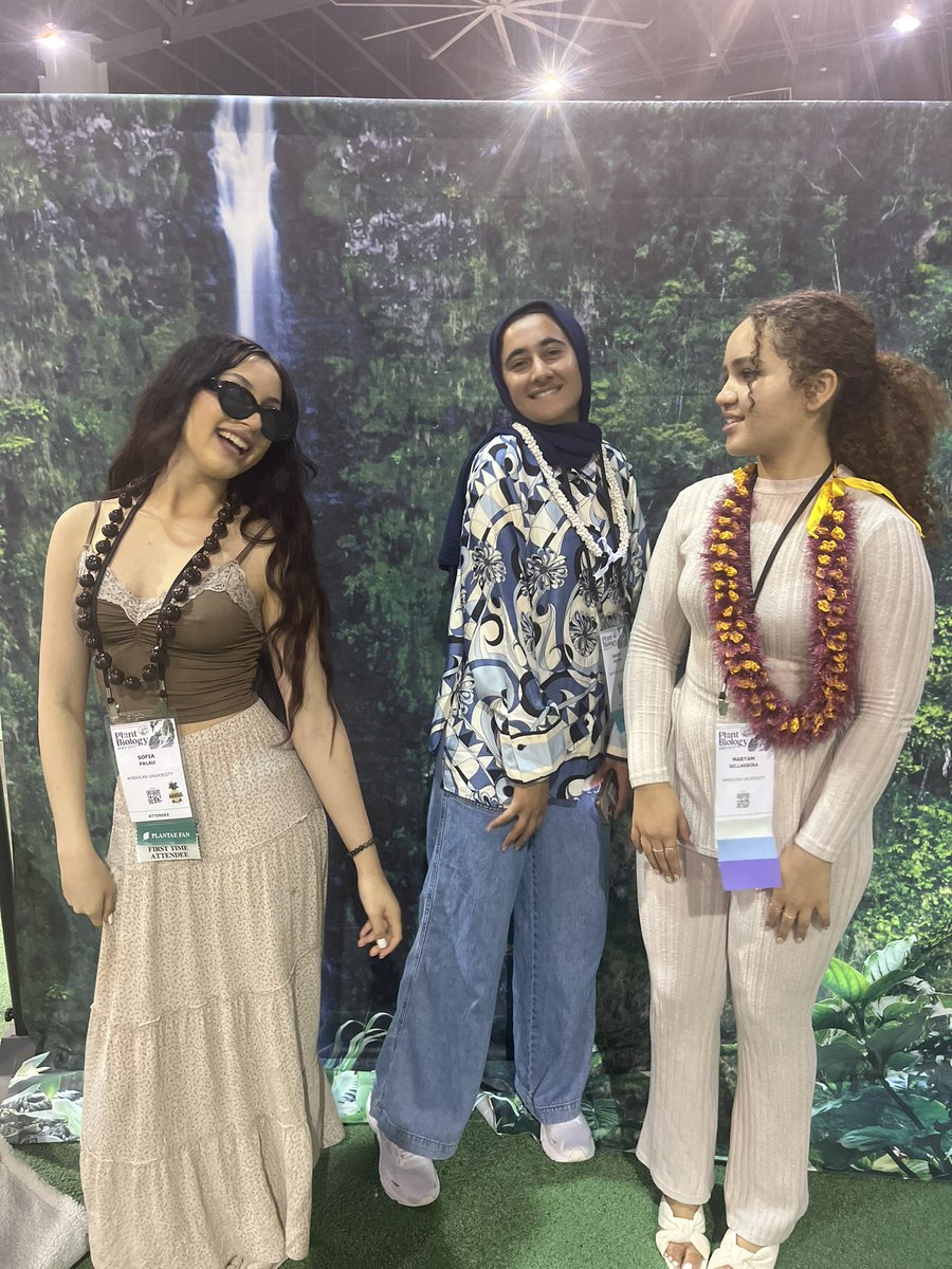 clymar4's tweet photo. #PlantBio2023 super duper plant kids 🤠🍀 https://t.co/KuQN4ynhUc