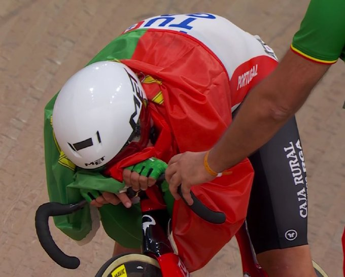 Histórico! Iuri Leitão sagra-se Campeão do Mundo de Omniun.

Incrível! 🇵🇹👏