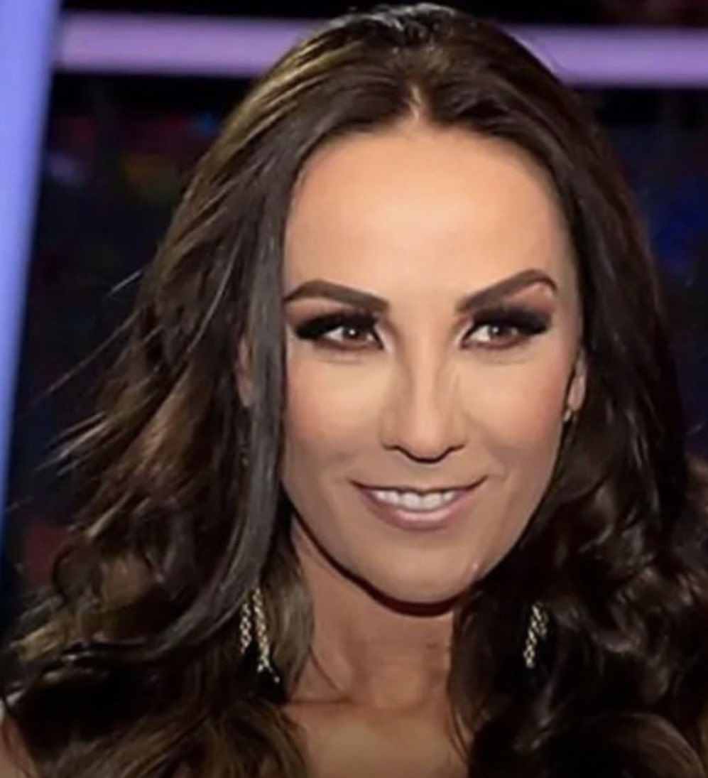 Pienso en la mujer que se rompió en mil pedazos
... 10 años... me tomó armarme... 2012/2022 Y que linda me quedé!!
Imposible que yo permita que alguien me haga daño porque me sellé con acero 
La chingaderita Mayor