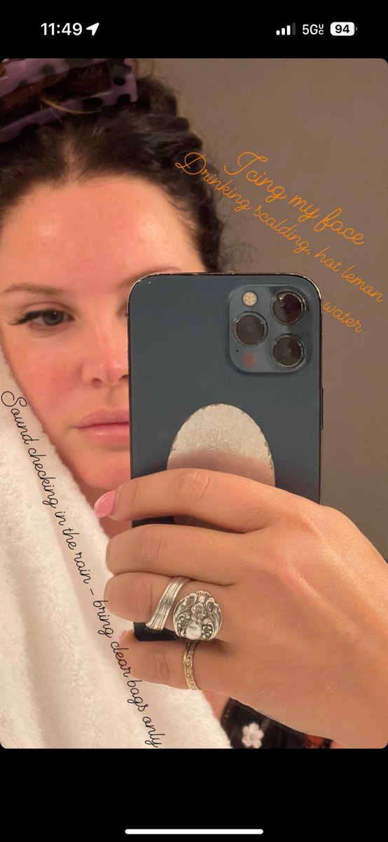 skigler's tweet image. Lana Del Rey posts on her instagram story that she’s icing her face and drinking hot lemon water… is she sick? If she is, she’s still planning on performing!😻😻😻😻