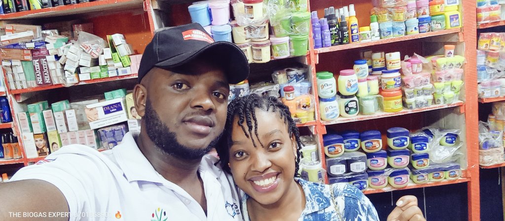 BiogasExpertUg's tweet photo. With my lito dove 🕊️ @Morret17 it's only in the third frame that she looked much more like the queen herself Dee* 👑
Tag her if you agree 👍😇😋
#DemamaCosmetics Nansana Yesu amala
Mutuwagire banange
#BiogasExpert
#KonjoPrince https://t.co/x05Tzn9g1L
