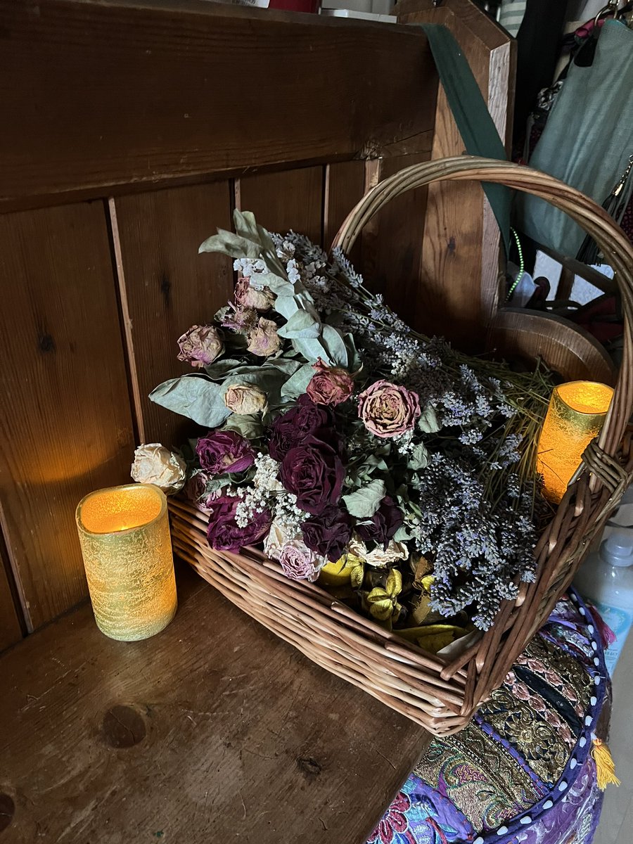 hinesrem27's tweet photo. You know you are the wrong side of summer when you are stewing apples and flowers from the garden are drying 💛 https://t.co/yM1n78vK4O