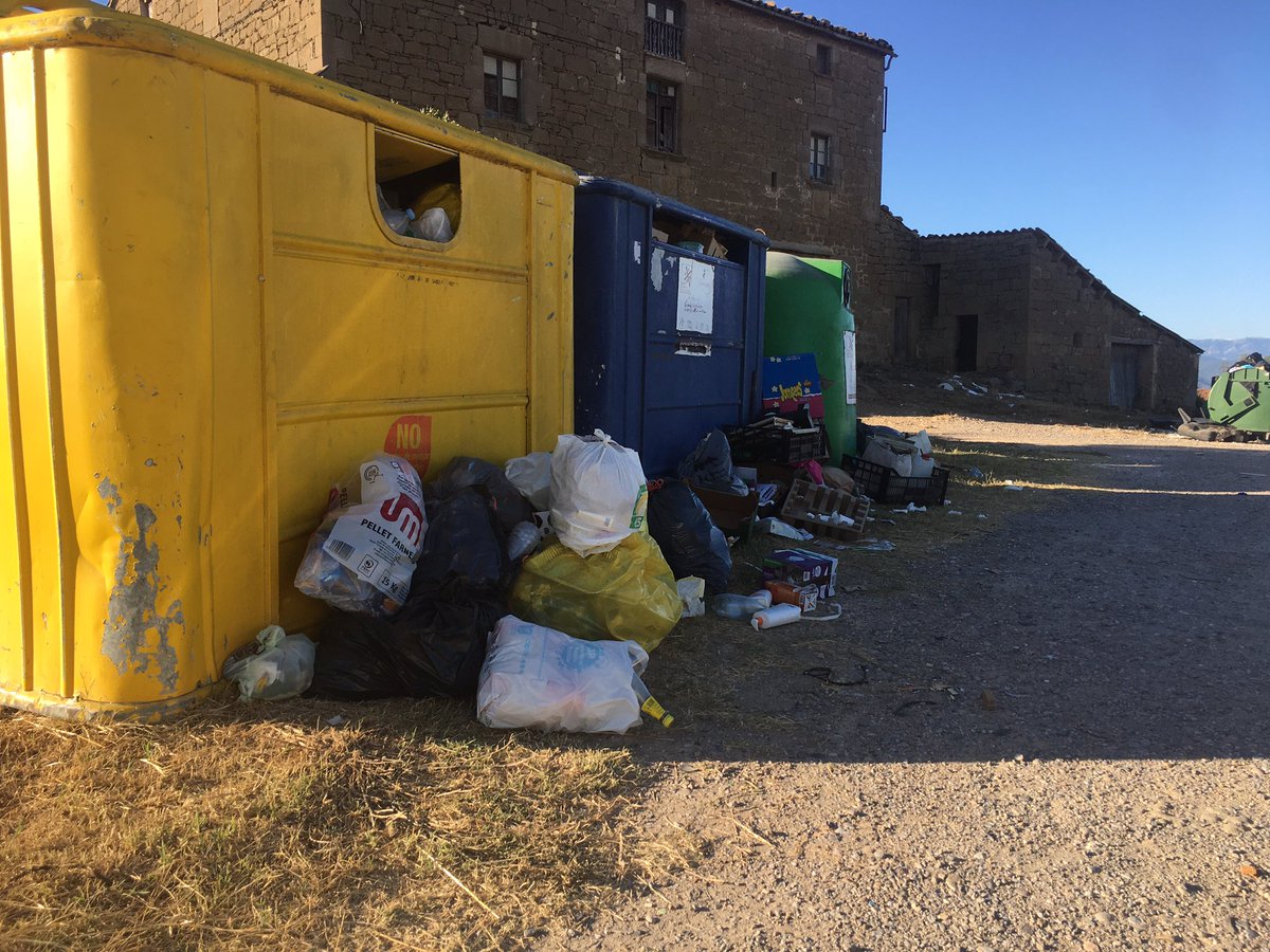 lloberenc's tweet photo. L'escampall de merda que hi ha avui als contenidors de l'Hostal del Boix és una vergonya. https://t.co/MmO0M3hVdO