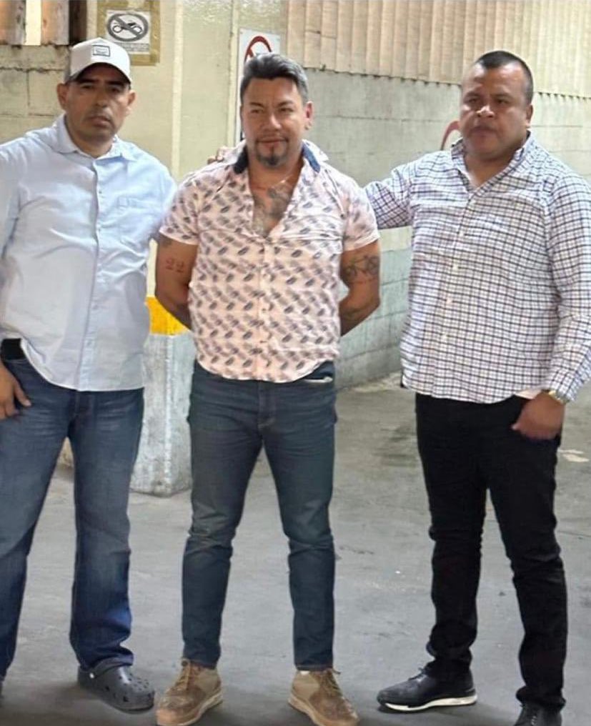 SoySimpsonito's tweet photo. El Tiburón: "Volveré a la calle en 24 horas."
El policía en crocs: "Tal vez sean 12." https://t.co/3IU8cX3xci
