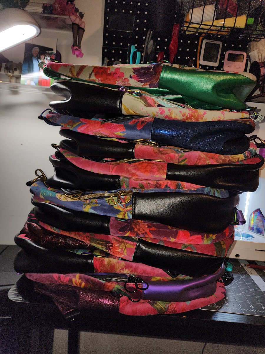 merviking666's tweet photo. Almost done! Just got to make straps to all these and add the backs to the big bags!

Drop will be Tuesday Night, assuming for 7pm pst. Stay tuned for deets!

#ofmd #ourflagmeansdeath #breakuprobe #DepressionRobe https://t.co/y1coFzQVcC