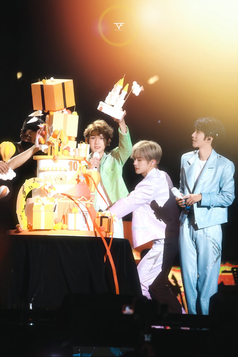 TFBOYS_THFANS's tweet photo. เป็นช่วงเวลา10ปีแห่งการเดินทาง  ฟังดูแสนเนิ่นนาน แต่จริงๆกลับยังรู้สึกเหมือนวันวานที่เพิ่งผ่านมา คำว่าอยู่ข้างๆไม่จำเป็นว่าตัวเราจะต้องไปยืนอยู่ด้วย แค่ใจของเราไปอยู่ ณ จุดๆนั้น 🧡
ไม่ว่าอีกกี่ปีเราจะอยู่ข้างๆกันเสมอ🍀

การเดินทางนี้จะไม่มีวันสิ้นสุด💓

#TFBOYS10thanniversary https://t.co/zJAbv7n6Qe