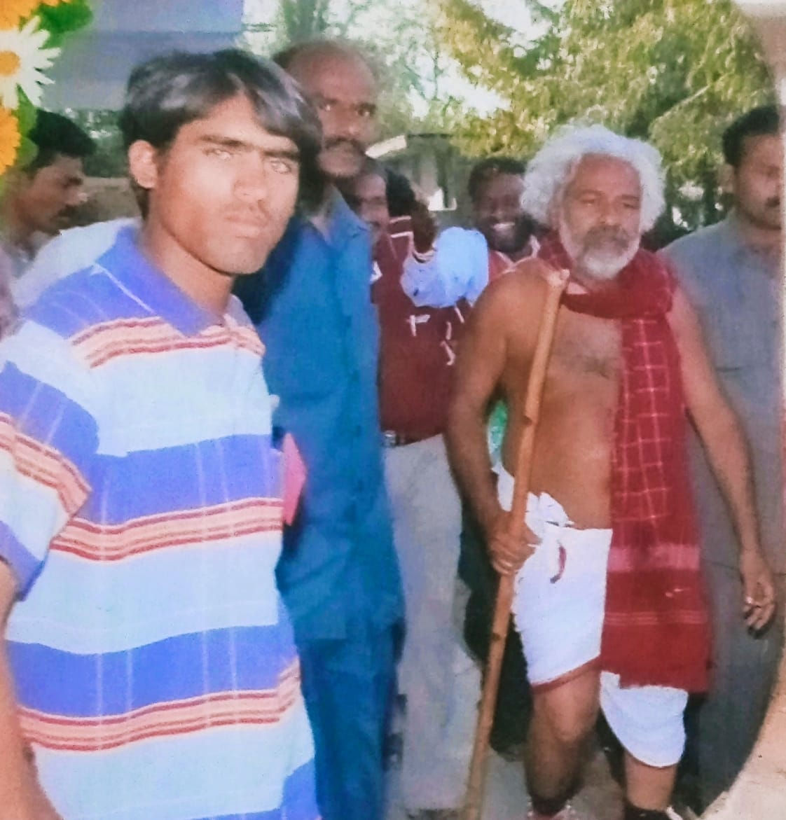 RAMANNABANOTH99's tweet photo. పొడుస్తున్న పొద్దు అస్తమీంచింది ప్రజా గాయకుడు గద్దర్ మృతి పట్ల సంతాపం తెలియచేస్తున్నాను. తనపాటలతో ప్రజా చైతన్యానికి ఎనలేని కృషి చేసిన ప్రజా యుద్ధన��క గద్దర్ తనతో కలిసి తెలగాణ స్వరాష్ట్ర ఉద్యమ సమయంలో తనతో పాటు పాదయాత్రలో బాగస్వామినై నడిచిన జ్ఞాపకాలు మరిపోలేనివి,
బానోత్ రామన్న నాయక్ https://t.co/F55C3i7Vjw