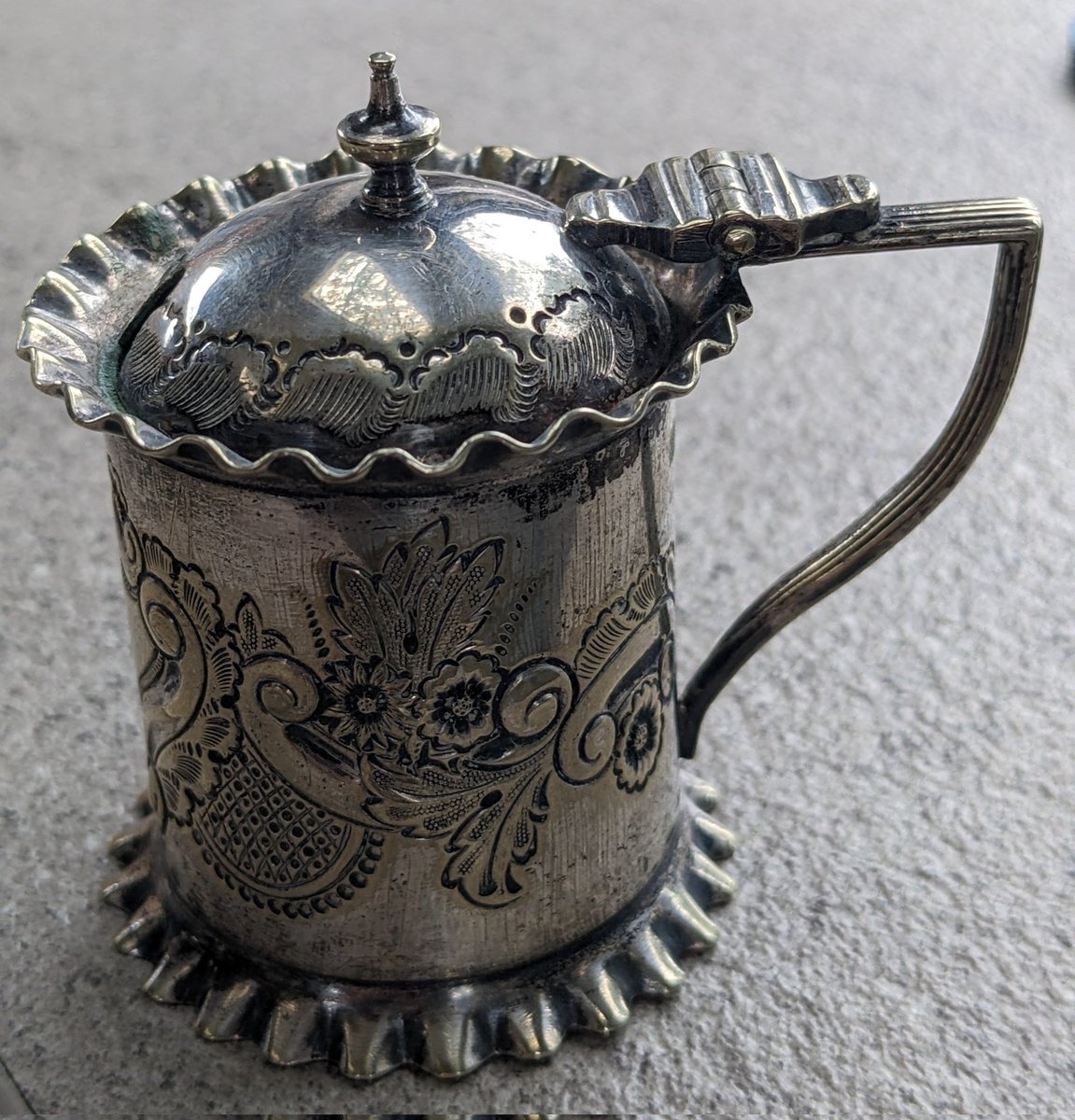 smeerlingantiek's tweet photo. Videgrenier vondst van vandaag.
#mosterd potje met glazen binnen pot. https://t.co/iK3nB2rJoV