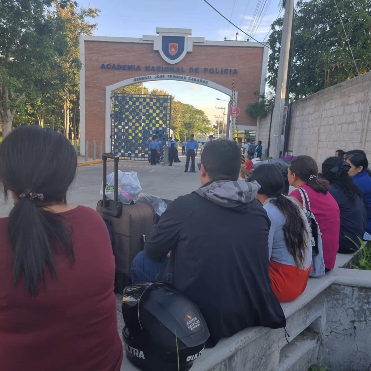 Canal8_hn's tweet photo. #C8Informa | 👮🏻‍♀️👮🏽‍♂️ ¡Bienvenidos nuevos oficiales auxiliares!

🔺 Este domingo, el secretario de @SSEGURIDADHN, @hegusave, anunció la llegada de la segunda y última promoción del Curso Especial de Formación de Oficiales Auxiliares #CEFOA. 

#SeguridadCiudadana https://t.co/B2HGxcdGQg
