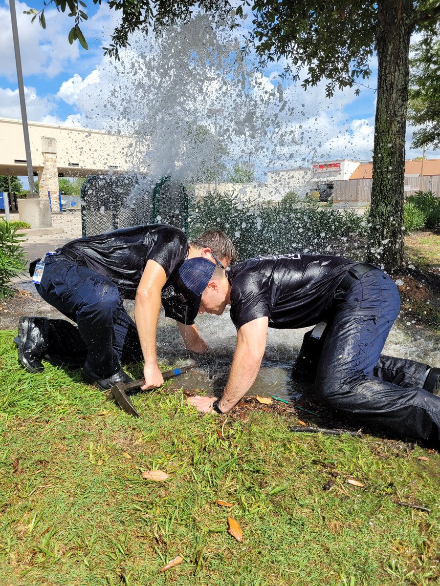 Springfdtx's tweet photo. Spring Firefighters Hudspeth and Roche secured a broken water line at the Capital One bank location at Aldine Westfield and FM 1960. The good news is your firefighters got cooled off on a hot day.
H/T to Captain Rocky Langone
#cool #firefighters #springtx #springfireproud https://t.co/LIq8rrRw8F