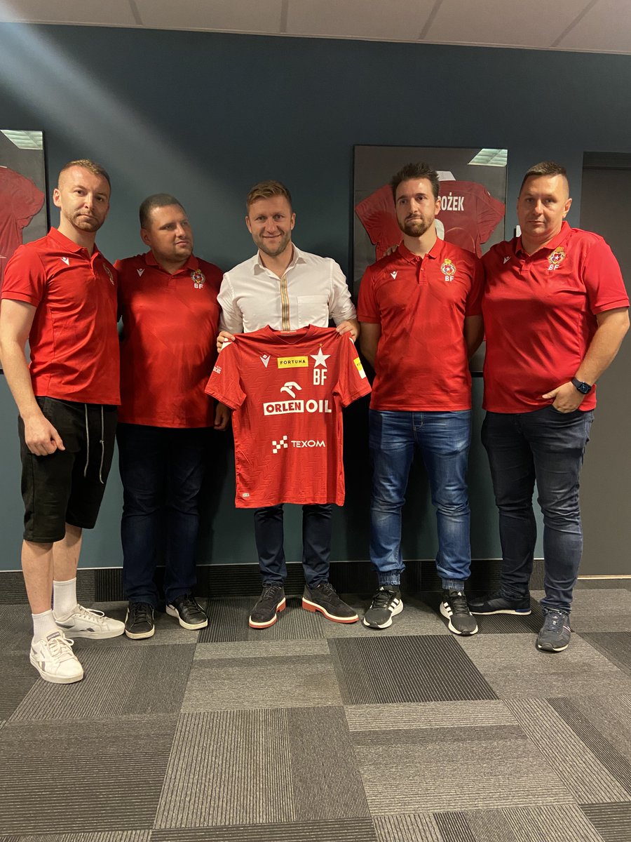 WislaKrakowBF's tweet photo. 💪🏻 Kuba, to był zaszczyt przywdziewać te same barwy. Gratulujemy fantastycznej kariery i dziękujemy za wszystko, co zrobiłeś dla naszego klubu. Jesteśmy dumni, iż kilka ostatnich rozdziałów tej historii, która nigdy się nie skończy, mogliśmy pisać wspólnie. Dziękujemy! #JB16 https://t.co/WS2r3DceyC