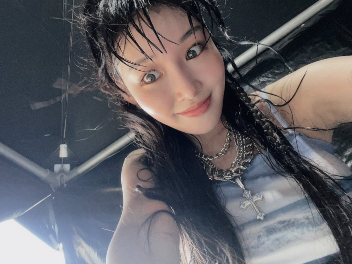 chungfolder's tweet photo. chungha silly pics >>> https://t.co/zXrs5bjWNQ