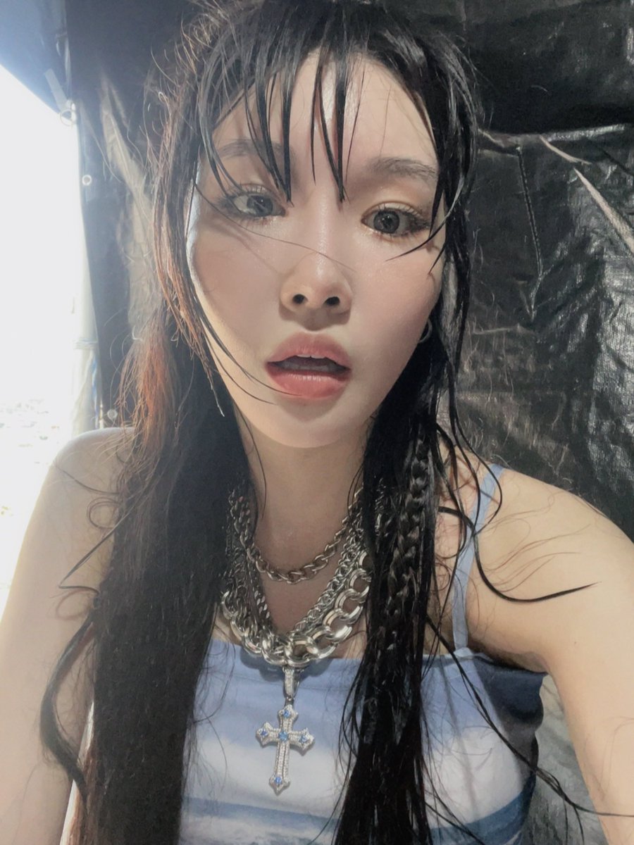 chungfolder's tweet photo. chungha silly pics >>> https://t.co/zXrs5bjWNQ