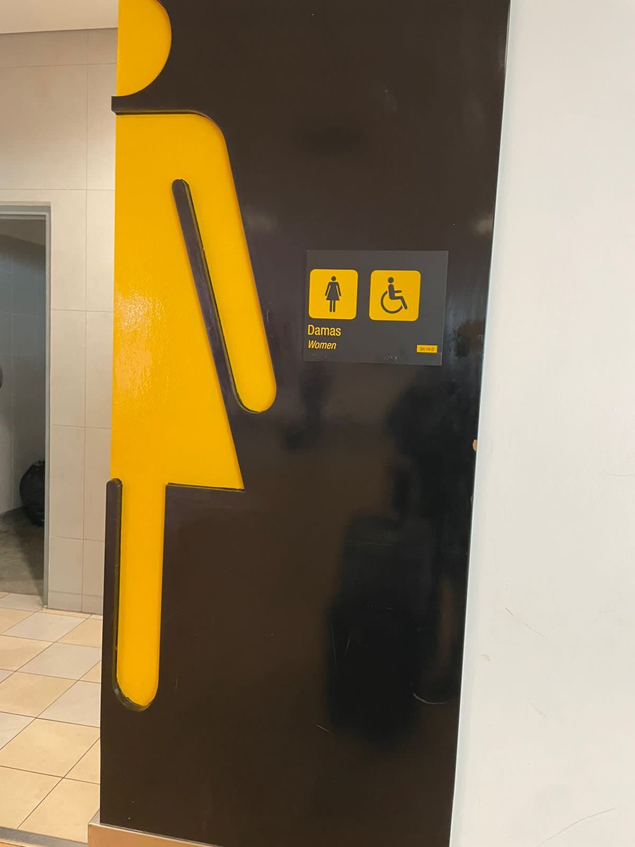 SocialismoNMas's tweet image. Quitaron lo del baño en la sección internacional del aeropuerto Jorge Chávez. Lima Airport Partners se dio cuenta de su error o más bien del delito al poner en peligro a niñas y mujeres.