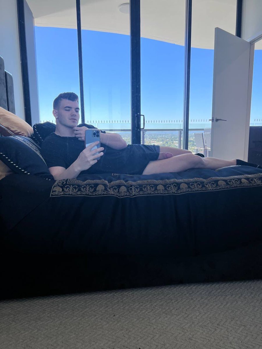NeelyT83808's tweet photo. Would you mind if I fell asleep in your 
bed after a gym workout? #fitness https://t.co/QIAbBNyoqS
