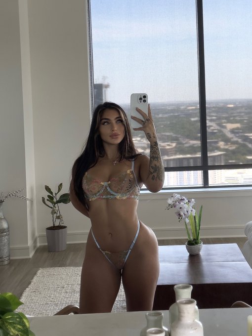 🪷 I wanna send you pics like this while you&rsquo;re at work. https://t.co/2FUoGSgDsy