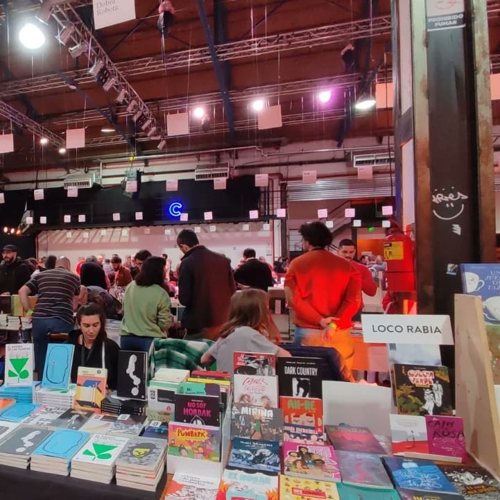 LocoRabiaOK's tweet photo. ¡Última jornada en la #FED23!
Con una multitud, se despide una nueva edición de Feria de Editores, que una vez más demostró ser el punto de referencia de la edición independiente.
Te esperamos hasta las 22h en el stand B17, en Complejo Art Media, ubicado en Av. Corrientes 6271. https://t.co/c0N21bqMEo