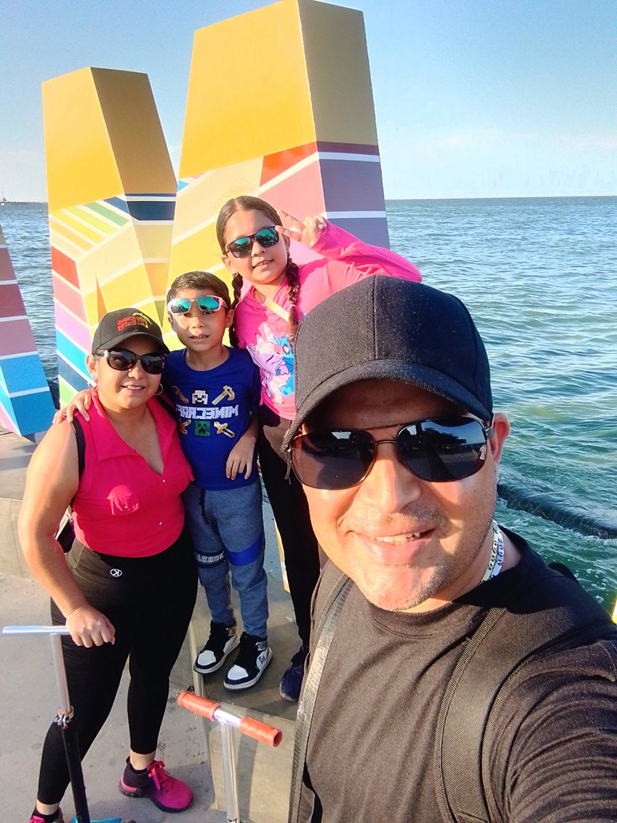 HernanFinol28's tweet photo. Mi familia. https://t.co/bZsR506wc8