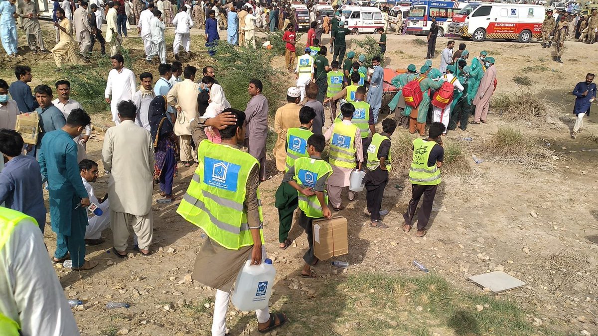 NaeemRehmanEngr's tweet photo. نوابشاہ کے قریب ہونیوالے ٹرین حادثے میں 30قیمتی جانوں کے نقصان پر دل رنجیدہ ہے، اللہ تعالی مرحومین کی مغفرت فرمائے اور زخمیوں کو صحت عطاء فرمائے۔ الخدمت کی ریسکیوٹیم نے وہاں موجود مقامی افراد کے ساتھ ملکر ریسکیو آپریشن میں حصہ لیا۔ 
خبروں کے مطابق فوری طورپر مقامی لوگوں نے زخمیوں اور ہلاک شدگان کو ٹھیلے اور گدھاگاڑیوں پر قریبی اسپتال پہنچایاتھا۔ پندرہ سال سے سندھ پر راج کرنے والی پی پی نے پانچ ماہ 4ارب روپے سے زائد ٹی وی اشتہارات پر تو اُڑادیے لیکن انکے پاس ہنگامی حادثات سے نمٹنے کیلئے کچھ بھی نہیں۔ اسپتالوں میں فوری طبی امداد نہیں، کوئی ریسکیوکا نظام نہیں۔ وزیراعلیٰ صاحب! چھ مہینے کے اشتہارات  کے پیسوں میں صوبے کیلئے ایک درجن ریسکیوہیلی کاپٹرز خریدے جاسکتے تھے۔
