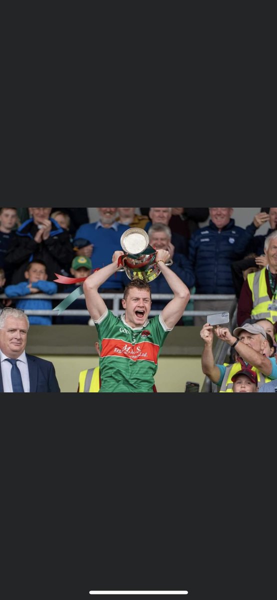 tomodon840's tweet photo. @Aido_L @MortimerMurphy1 A nice end to the season Murt. Not bad for the “crowd over the road”😜💚❤️🏆 https://t.co/ReX98QeFdK