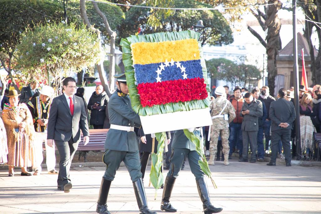 Emb. en Bolivia tweet media