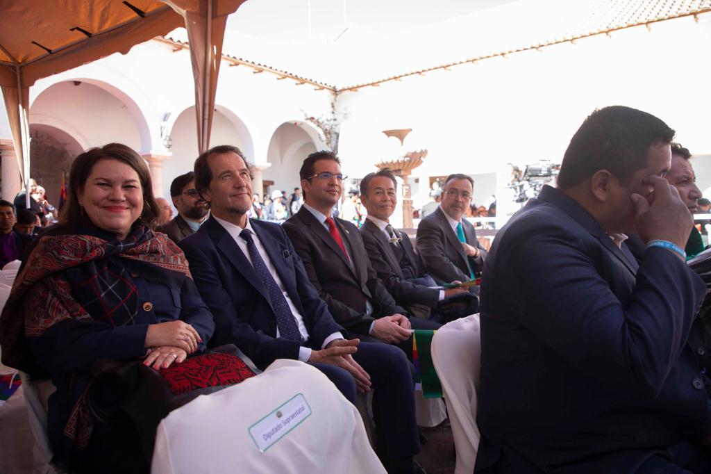 Emb. en Bolivia tweet media