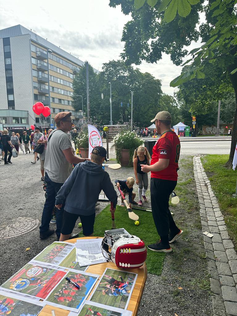 Introducing Hurling to the good people of Tampere at the Hämeenpuisto Puistofiesta today. Great to see such an interest in the game from both kids and grown ups. #puistofiesta #tampere #hurling #suomi