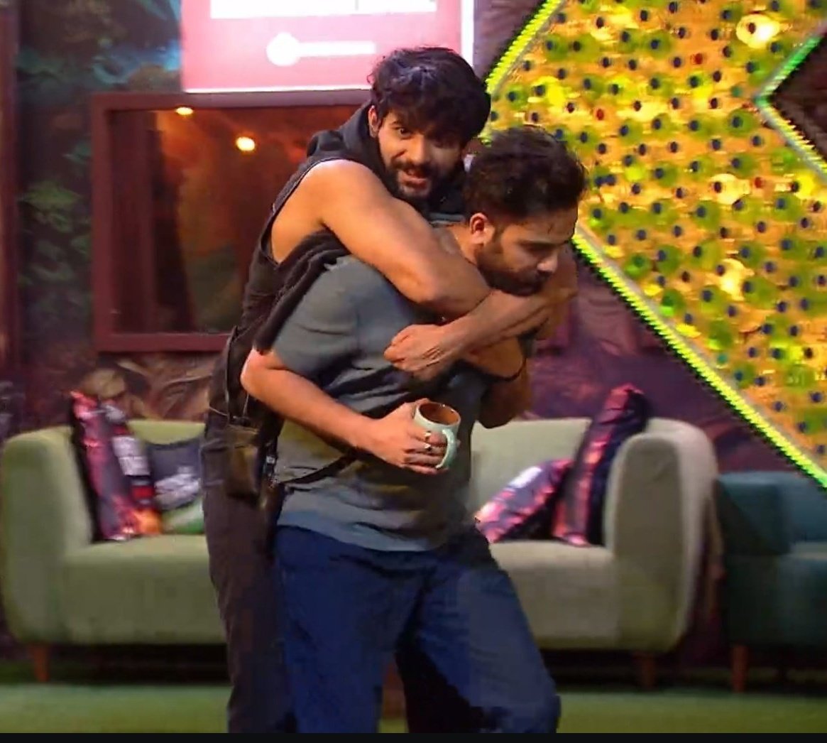 kaleshiiAnu's tweet photo. Lo bhai😭🤣

Weekend k war k bad thoda bohot asar hota hai,gussa rehta hai ek dusre pe 🤣😭
Lekin yaha to alag hi parivarik mohol hai 😭

Sab fans ka kat gya!
ABHISHEK FOR THE WIN
#AbhishekMalhan #FukraInsaan #AbhishekIsTheBoss https://t.co/Dnd0NiTcyw