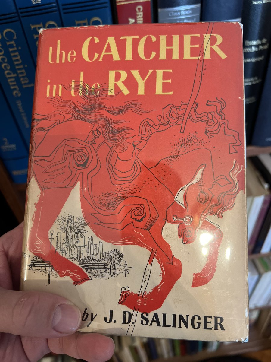 RickNarvaez82's tweet photo. Decime si esta no es la portada mรกs hermosa de todos los tiempos. La quiero conseguir en afiche
#thecatcherintherye
#JDSalinger
#FirstEdition
#BeautifulBook https://t.co/I1loZbS1Xz