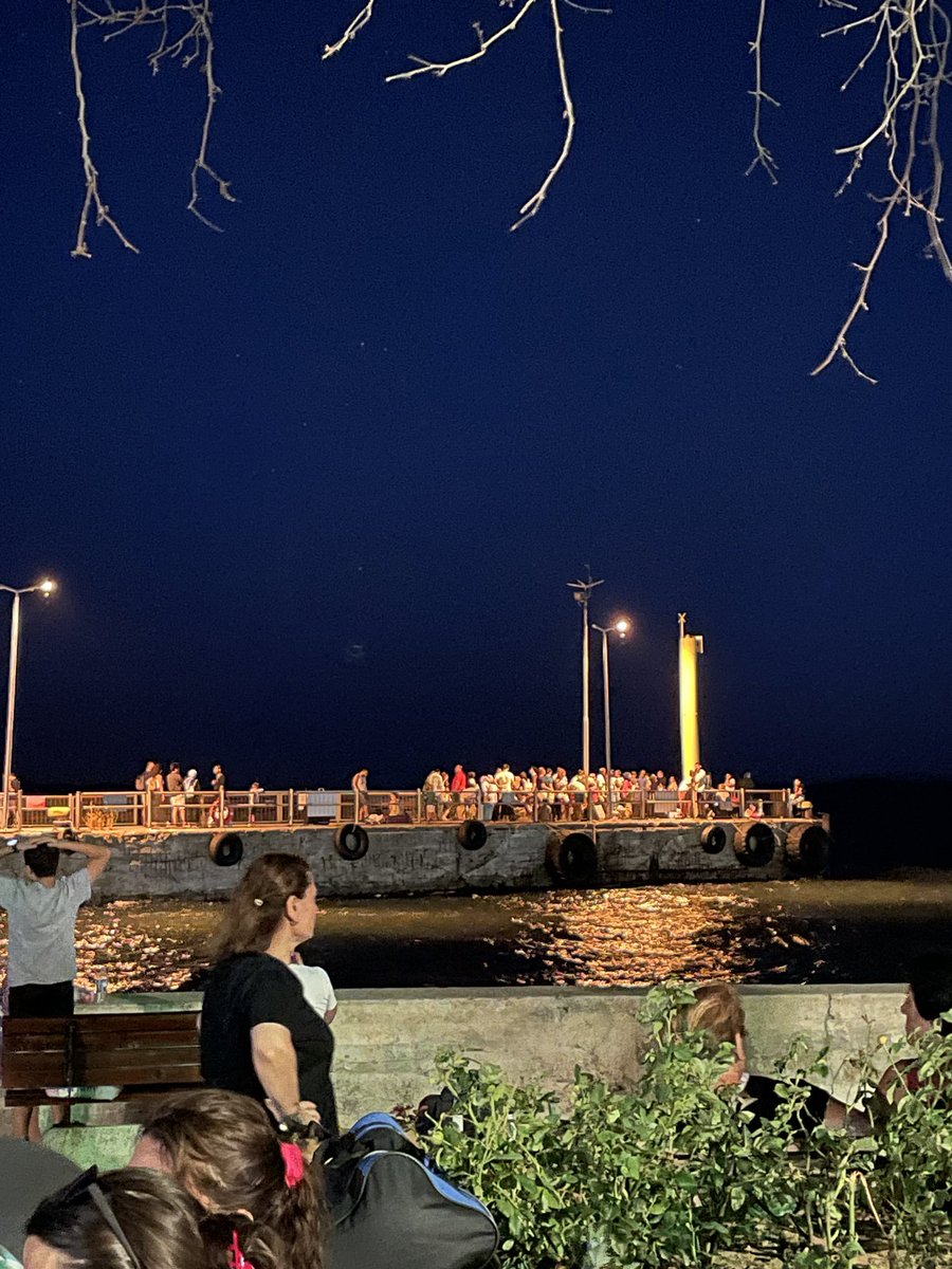1cemoner's tweet photo. ido marmara adalar- yenikapı seferinde ilginç şeyler oluyor. Doğru düzgün bir açıklama yok, 18:30 olan sefer 21:00 a çekildi. İnsanlar mağdur ve ne yapacağını bilmeden bekliyor. https://t.co/jv94pQIuBA