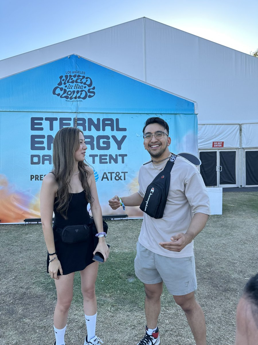 AJlorica's tweet photo. Had to keep it respectful with the Hoverhand.
But It was great meeting  you @fuslie 
Def should’ve got a normal pic😂 https://t.co/1QuNDYsJIu