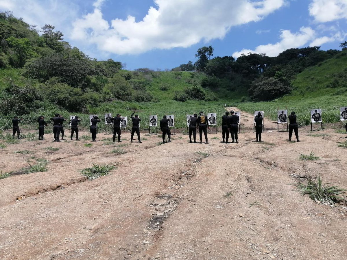 MEMguatemala's tweet image. #GuateCrece | El @mingobguate informó que un grupo de 93 agentes de la División Nacional Contra el Desarrollo Criminal de las Pandillas de la #PNC realizaron prácticas de tiro en el polígono ubicado en #Barberena, #SantaRosa.

#AccionesQueTransforman🇬🇹
