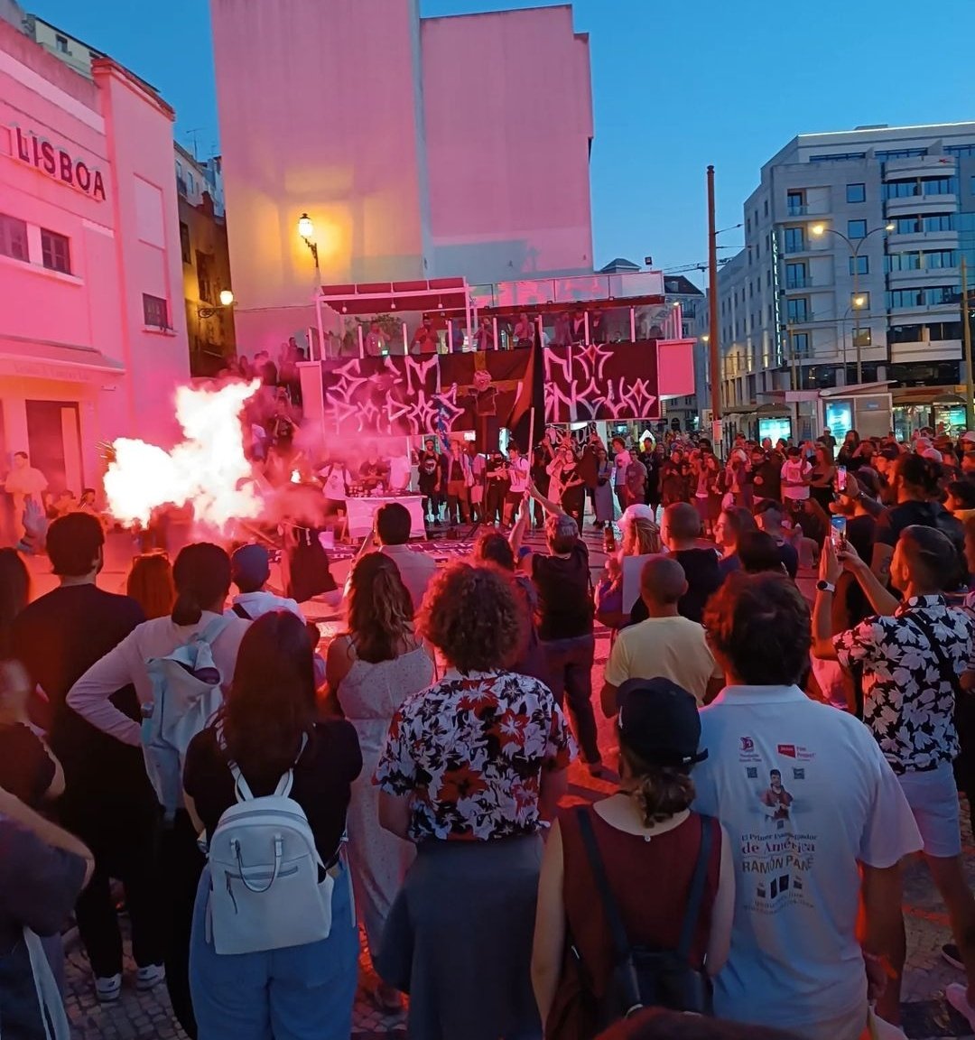 Foram estas as pessoas que se manifestaram contra as Jornadas.

Se fosse para um Evento satânico provavelmente participavam. Doentes.