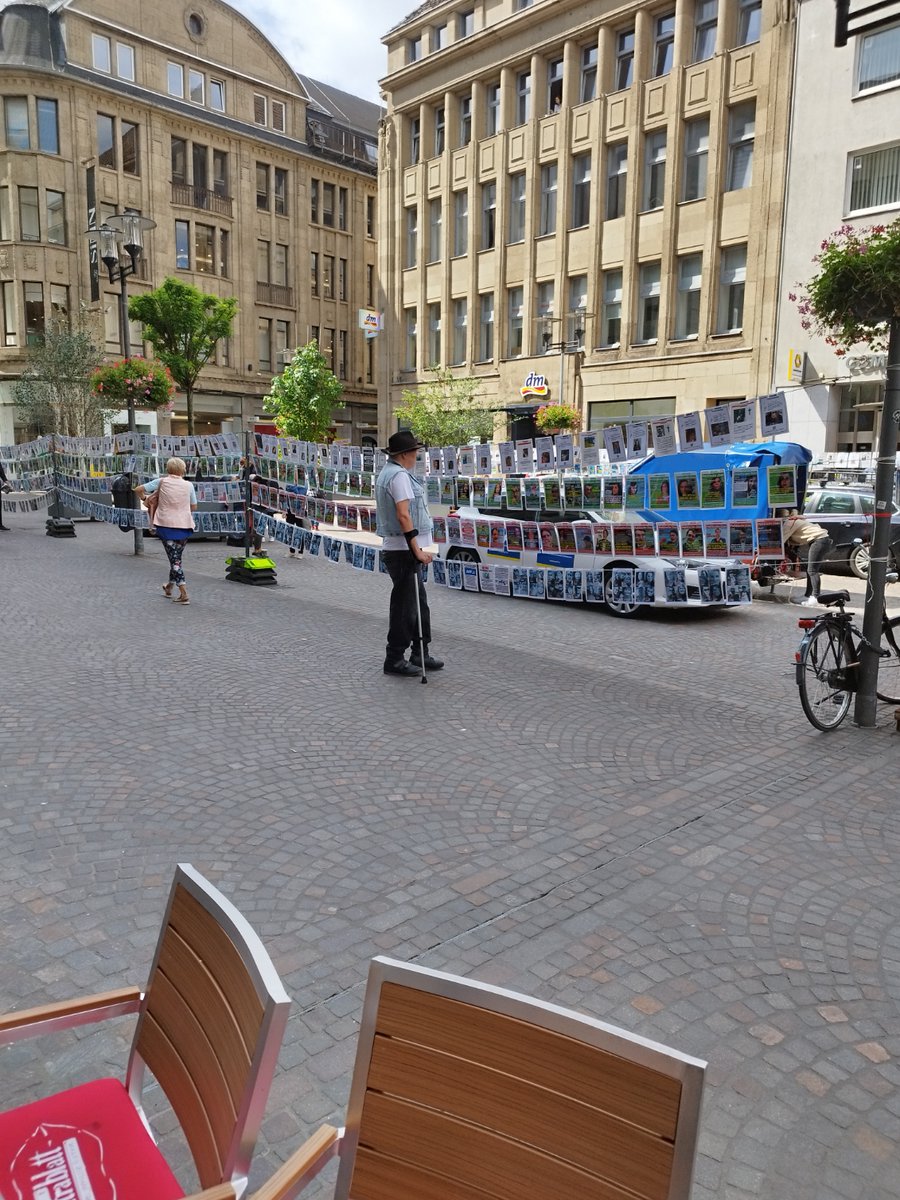 QuerdenkenRE's tweet photo. #schele war bei uns in #recklinghausen mit den weltweit! zusammengetragenen Todesfällen junger Menschen. Laut seiner Lesart sind es alles #impopfer. Es waren natürlich sehr wenige um die Wäscheleinen voll zu bekommen. https://t.co/UzFDt99iMB