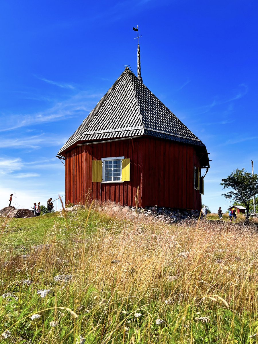 Maaginen Maakalla! Tällä pikkuisella kalastajasaarella on edelleen itsehallinto, jonka Ruotsin kuningas myönsi 1700-luvulla. Purjelaivamatka Kalajoelta kohteeseen oli myös hieno elämys.
#maakalla #kotimaanmatkailu #kesä