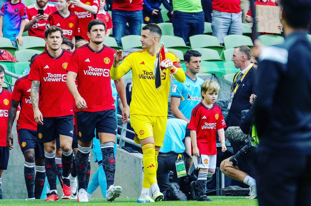 TomHeatonGK's tweet photo. An honour to lead the team out today in the final pre-season friendly - The team showed good fight once again 💪🏻 🇮🇪 

#MUFC https://t.co/F8nzZOAtP8