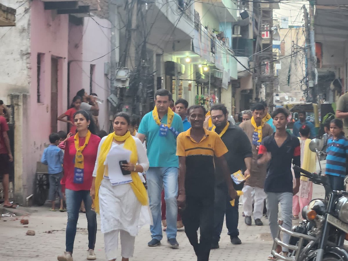 Drsarika005's tweet image. कौन आया कौन आया
शेर आया,शेर आया!
@SandeepPathak04 भैया आपके बताए हुए रास्ते पर चल रहे हैं... #change #AAP #BijliAndolan #शेर_आया