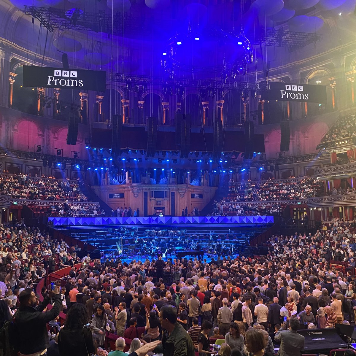 SinfoniaOfLondn's tweet photo. Thereβs a great buzz in the jam-packed Royal Albert Hall tonight for our Prom concert. If you werenβt able to be with us in person, you can now listen live on BBC Radio 3 from anywhere in the world:
https://t.co/8cxFvanlZy
#BBCProms #Proms #Proms2023 #Prom30 @bbcproms @BBCRadio3 https://t.co/tHWQth6Ngj